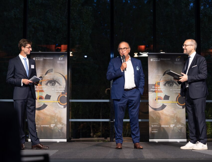 Jean-Pierre Letartre (au centre), président d'Entreprises et Cités, sur scène aux cotés de Mathieu Jaud de la Jousselinière, associé et directeur EY Nord de France et Nicolas Rossignol, maître de cérémonie (à droite). © Lena Heleta