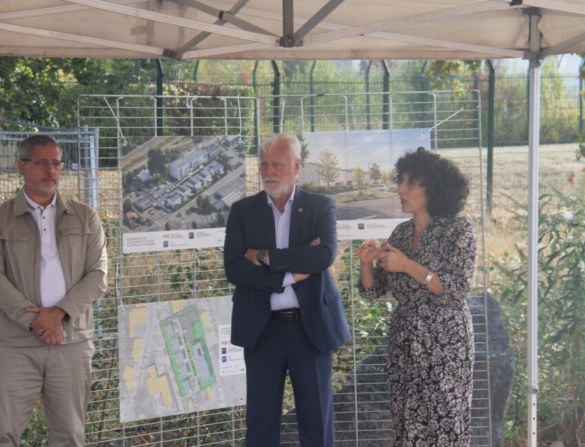 Benjamin Fedeli, architecte, Christian Gex, maire de Baccarat et Chaynesse Khirouni, présidente de mmH et du Conseil départemental de Meurthe-et-Moselle, ont présenté l’avancée des travaux le 29 septembre. © Emmanuel Varrier.
