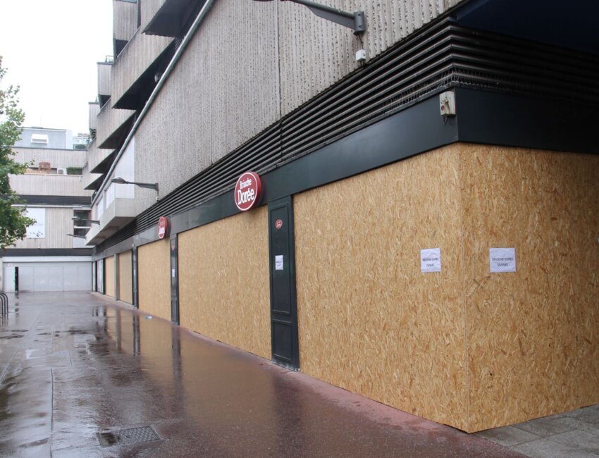Les panneaux de protection ont fleuri un peu partout dans la ville. © Emmanuel Varrier.