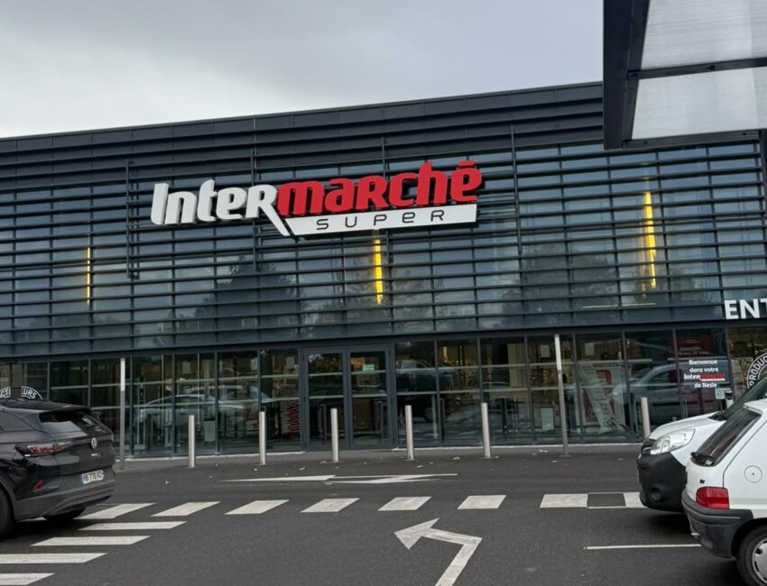 L’enseigne Auchan était présente depuis 2017 et devient Intermarché.