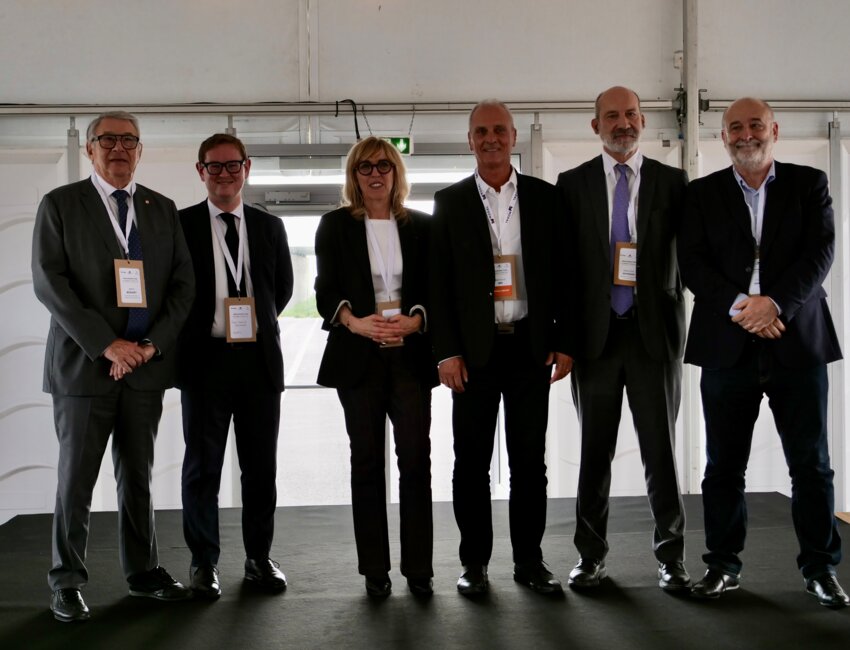 Photo de groupe des officiels. © Claire Decraene