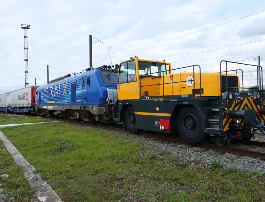Attelage tracteur-locomotive de profil. © Claire Decraene