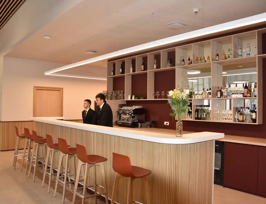 Le restaurant pédagogique a été repensé avec un bar magistral.