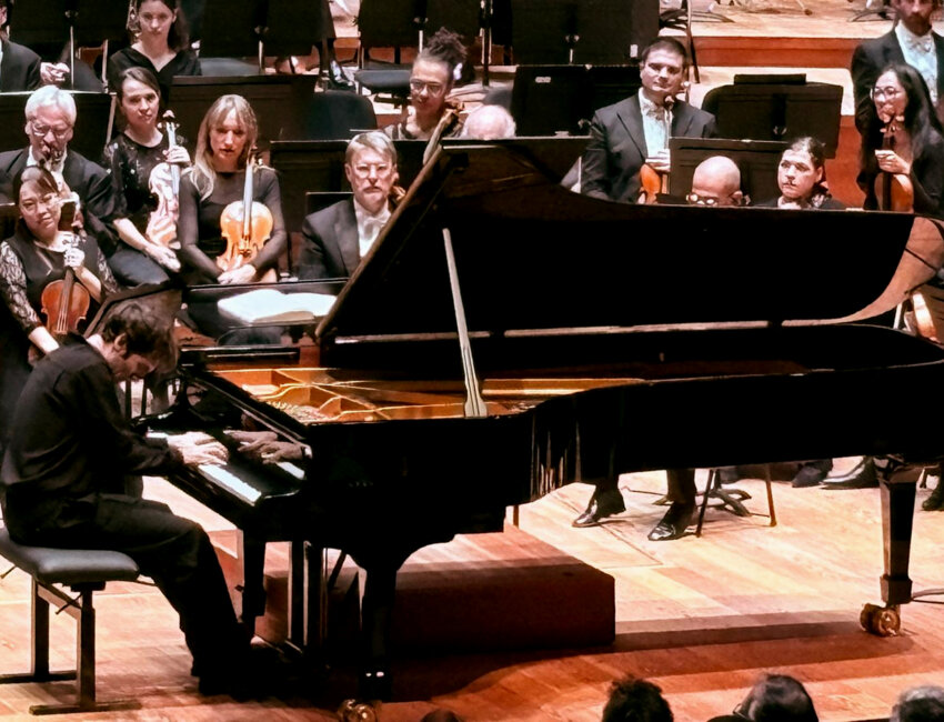 Le jeune pianiste français Alexandre Kantorow. © Marine Tesse