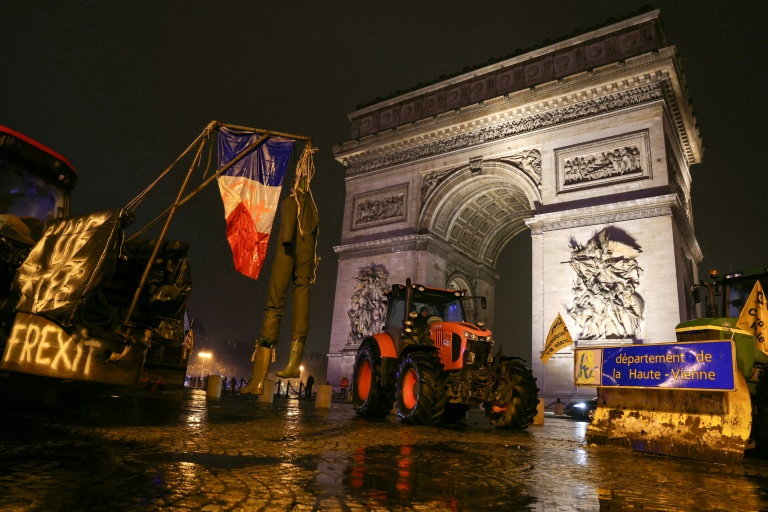 Des tracteurs au coeur de Paris, Yaël Braun-Pivet chahutée par les agriculteurs
