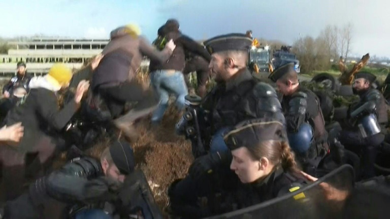 Colère des agriculteurs: opérations pour débloquer des dépôts de carburant