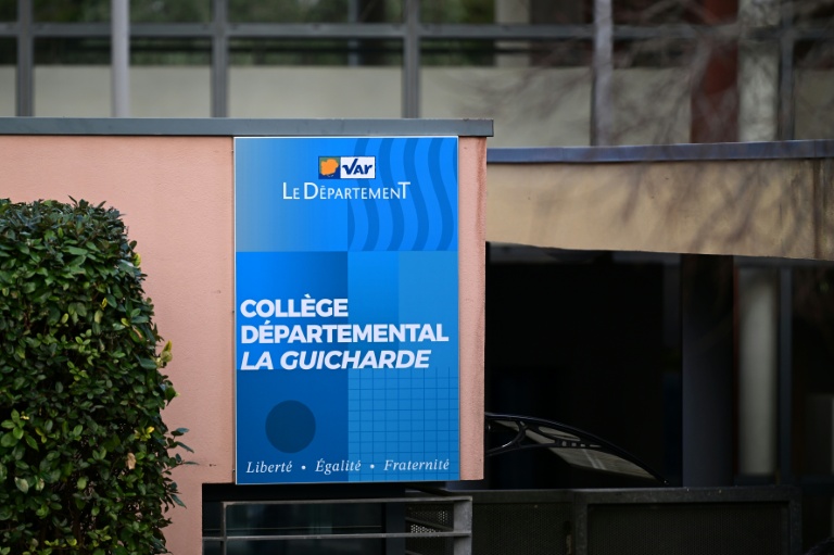 Enseignante poignardée à Sanary-sur-Mer: l'élève présenté à un juge