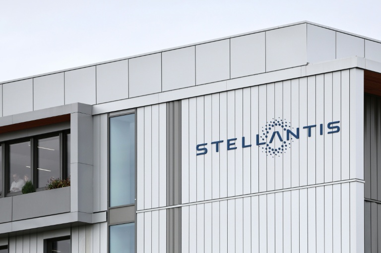 Stellantis passe des charges colossales après avoir pris du retard dans l'électrique
