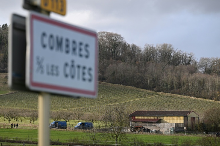 Hangar néonazi ou salle de MMA ? Des militants antifascistes manifestent dans un village