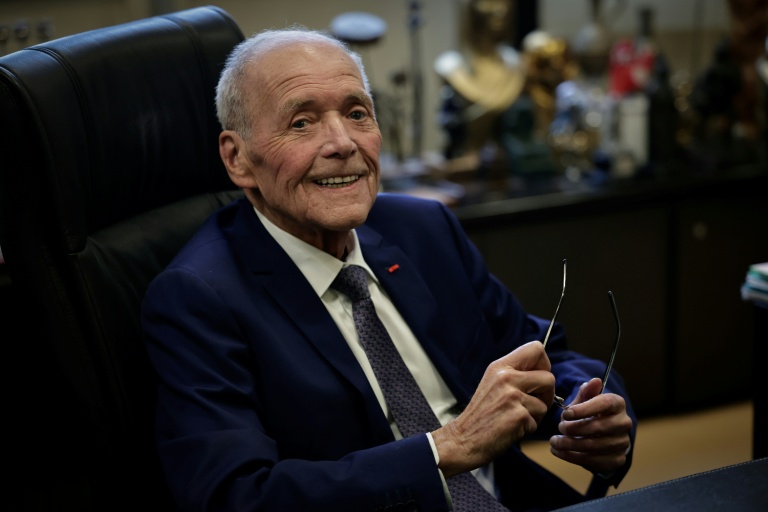 Municipales: à 80 ans révolus, ces barons locaux en quête d'un mandat de plus