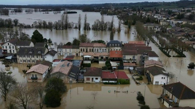 Crues record : lente décrue 