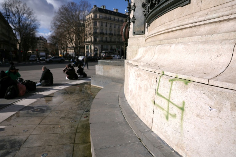 Des croix gammées et tags antisémites peints sur la statue de la République à Paris