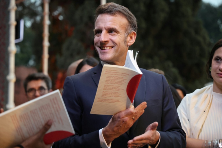 Macron concède de 