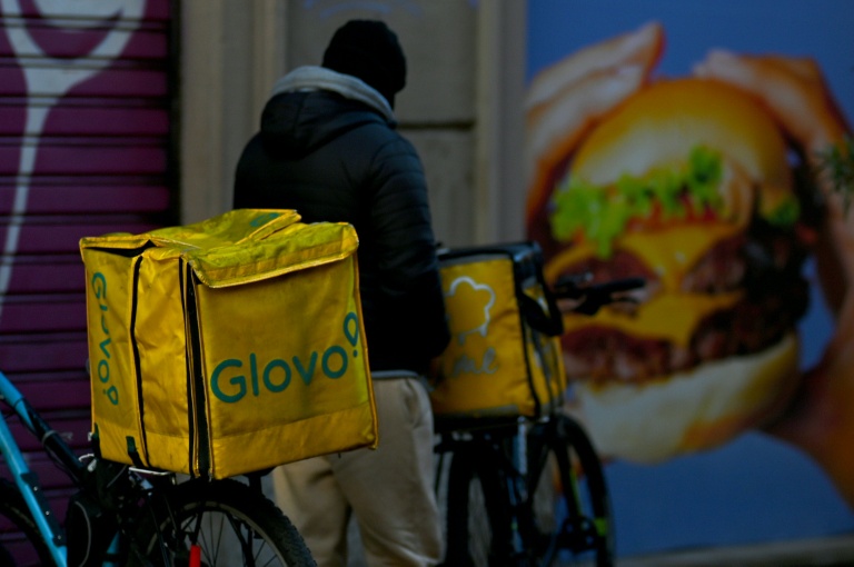 Italie: un tribunal ordonne au géant Glovo de régulariser ses livreurs