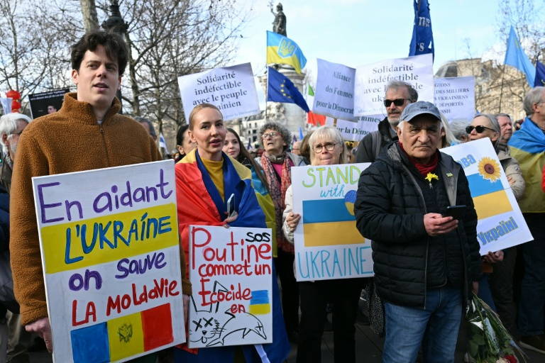 Un millier de manifestants à Paris pour soutenir l'Ukraine après quatre ans de guerre