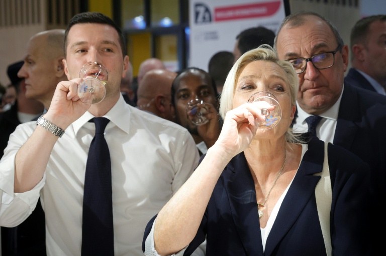 Le Pen - Bardella, le relais de la flamme