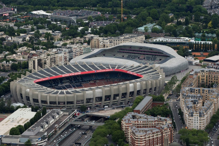 Municipales à Paris: la majorité des candidats prêts à céder les clés du Parc des Princes au PSG