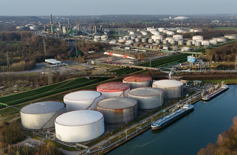 Le pétrole chute de 10% après les propos de Trump, fort rebond des Bourses en Asie