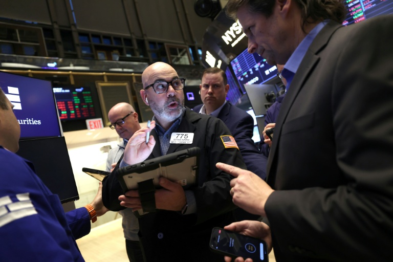 Wall Street termine en baisse, rattrapée par la hausse du pétrole