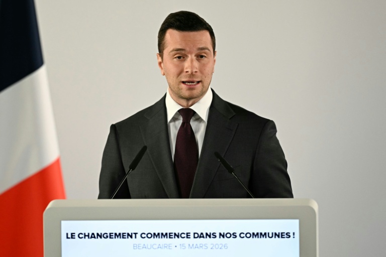 Municipales: le premier tour vire à un duel Bardella-Mélenchon au parfum de présidentielle