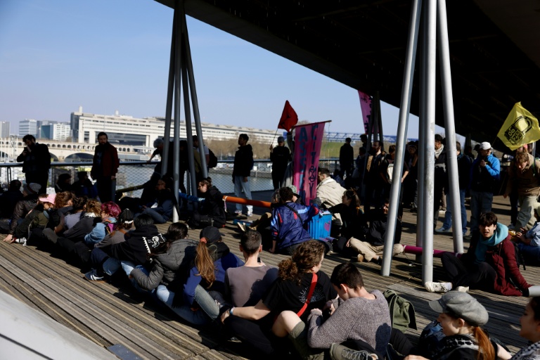 Climat: Extinction Rebellion occupe une passerelle parisienne avant le 2e tour des municipales