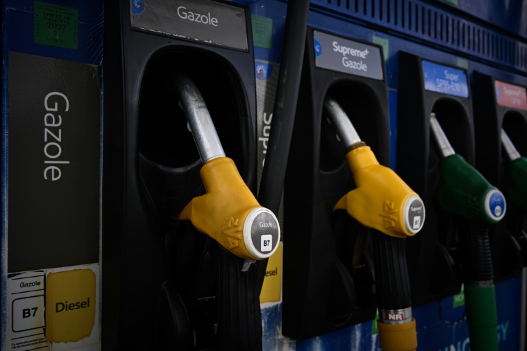 Prix des carburants: le gouvernement annonce des mesures mais pas d'aide directe