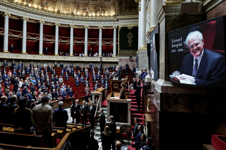L'Assemblée nationale observe une minute de silence en hommage à Lionel Jospin