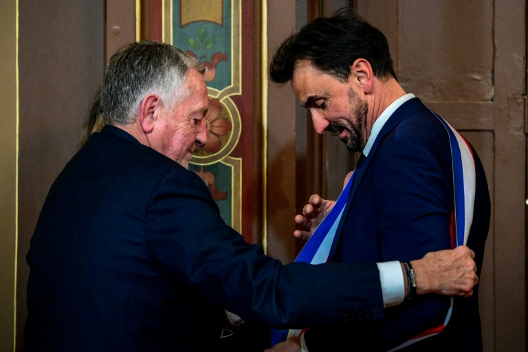 Aulas, doyen du conseil municipal, remet l'écharpe au maire de Lyon réélu
