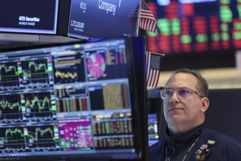 Wall Street ouvre en légère hausse, espère des discussions entre Washington et Téhéran