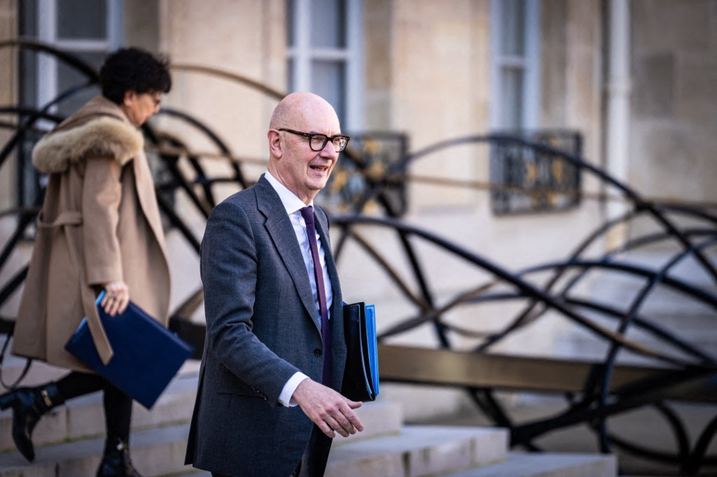 Prix du carburant : sous pression de l'opposition, le gouvernement défend son action