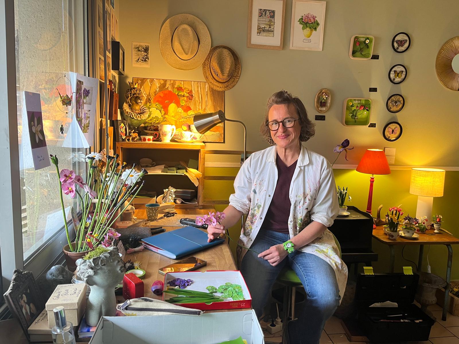 À Duclair, Hélène Leseigneur sculpte des fleurs en papier