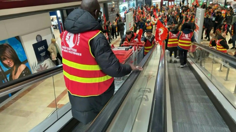 La CGT bloque un hypermarché Auchan à Bagnolet