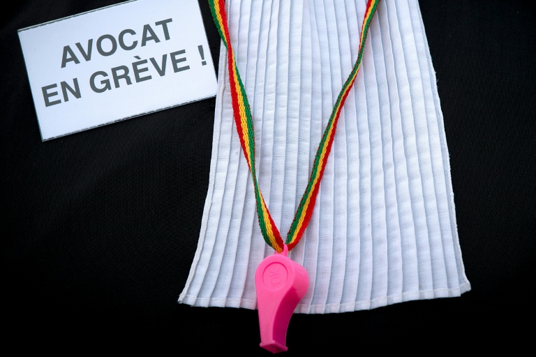 Contre la loi Darmanin, la colère des avocats parisiens s'exprime à la barre