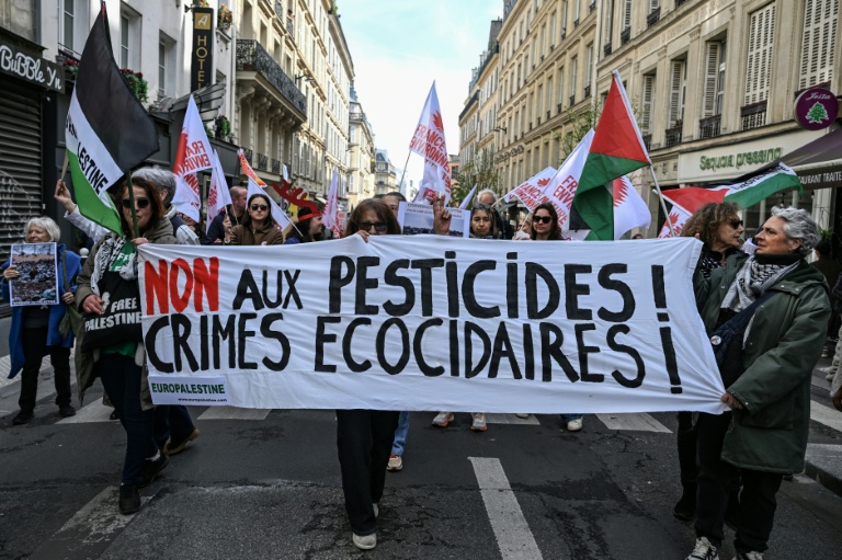 A Paris, une manifestation bruyante contre les pesticides