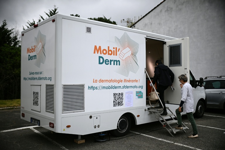 Pénurie de dermatologues: un cabinet itinérant au chevet des déserts médicaux