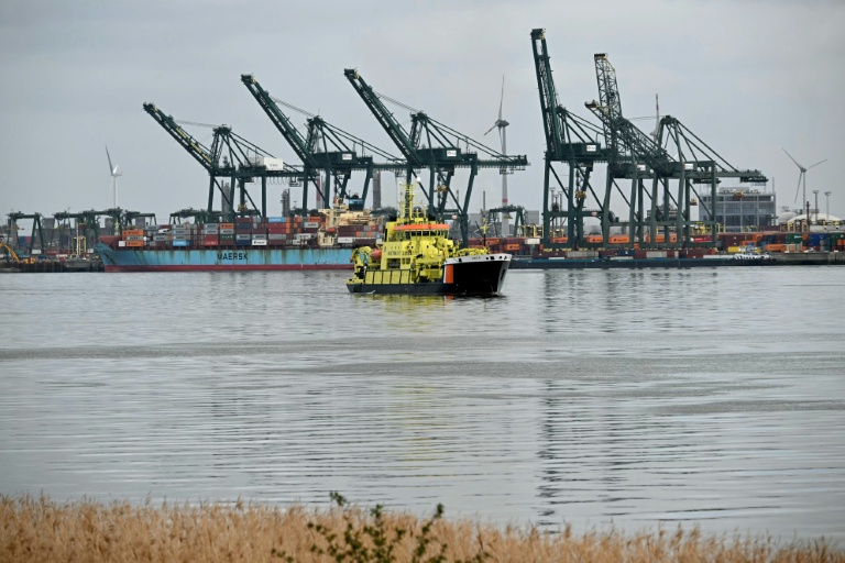 Pollution au pétrole à Anvers: la principale voie d'accès au port rouverte