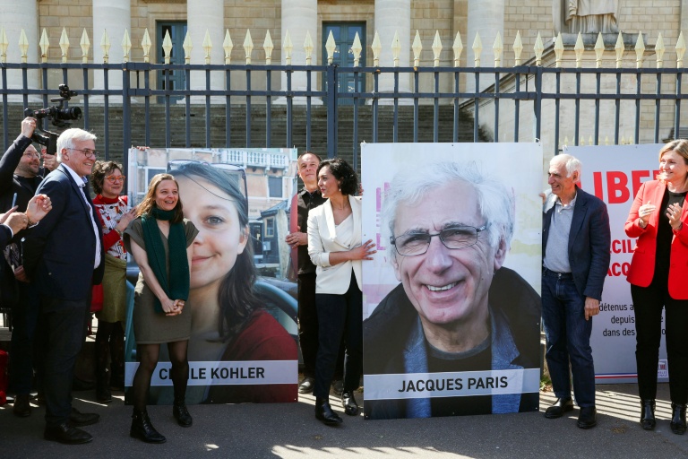 Ex-détenus en Iran, Cécile Kohler et Jacques Paris décrochent leurs portraits de l'Assemblée