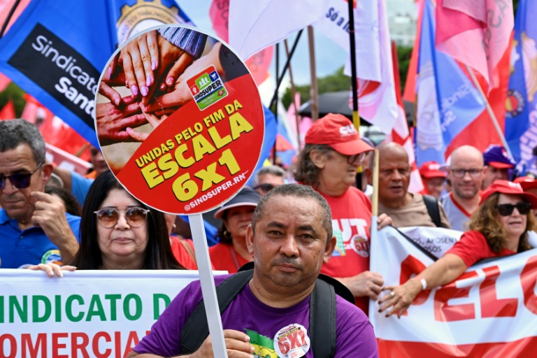 Brésil: des milliers de personnes manifestent en soutien à un projet de réduction du temps de travail
