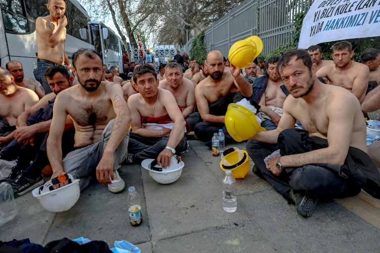 Des mineurs turcs organisent un sit-in torse nu et une grève de la faim pour réclamer des salaires impayés