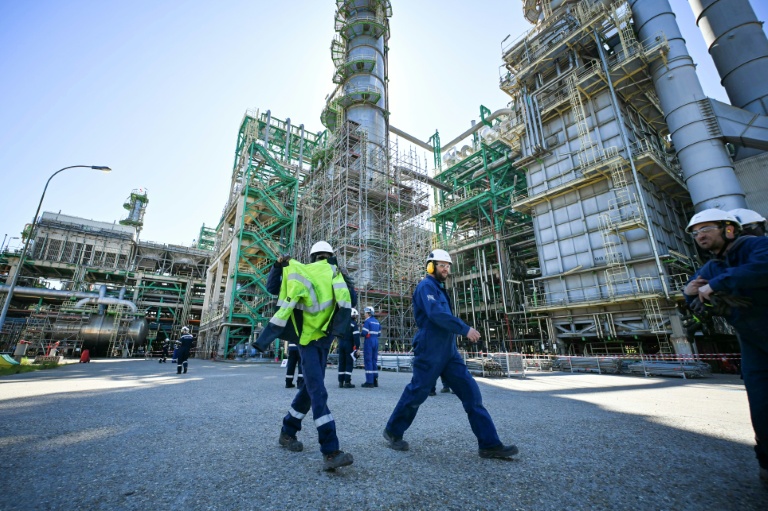 TotalEnergies: à la raffinerie de Normandie, les carburants coulent à flots