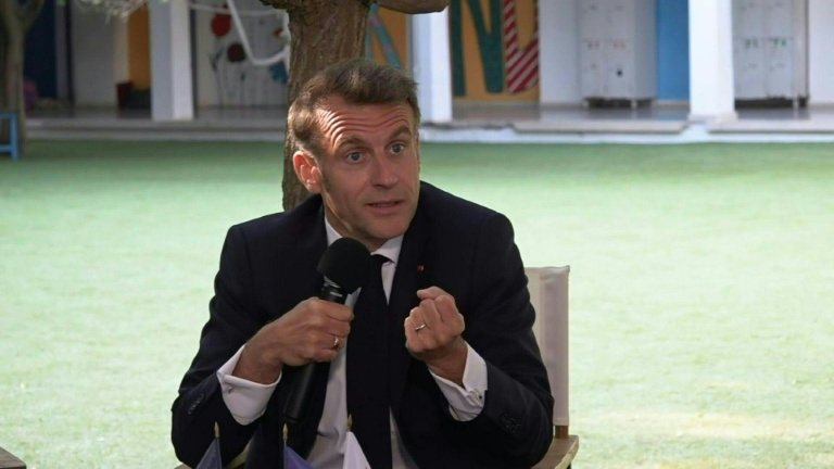 Macron va s'éloigner de la politique, sans injurier l'avenir