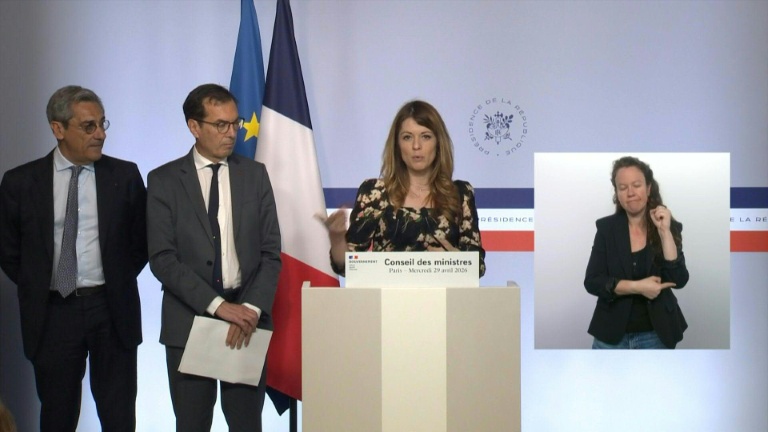 Prix des carburants: Macron appelle à réfléchir à de 