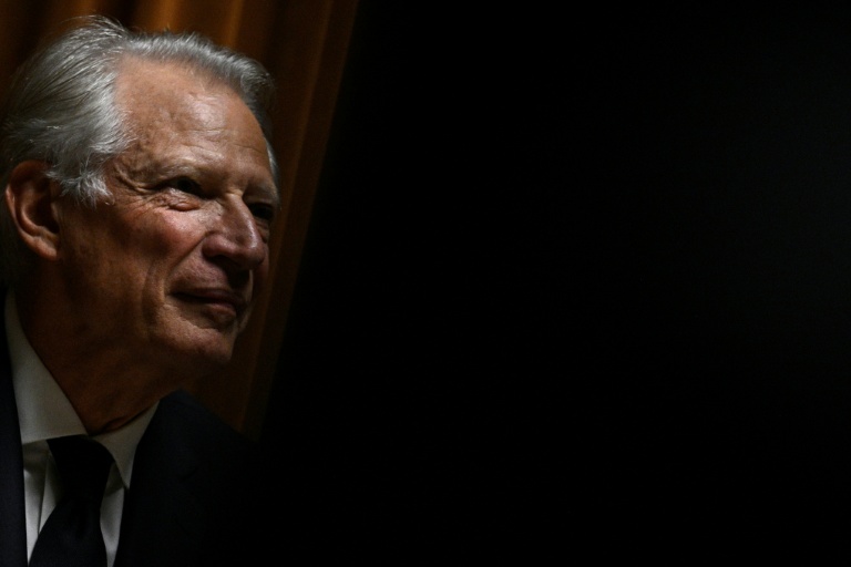 Dominique de Villepin a reçu en cadeau deux statuettes lorsqu'il était au Quai d'Orsay, selon l'émission 