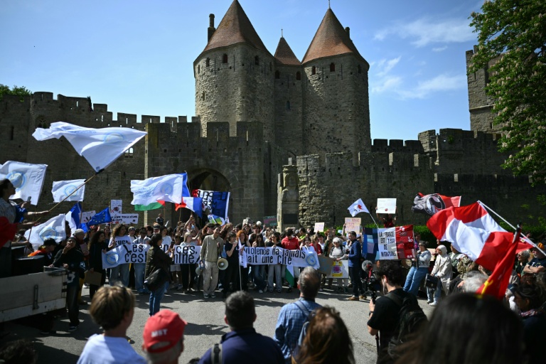 A Carcassonne, conquise par le RN, une manifestation contre l'extrême droite