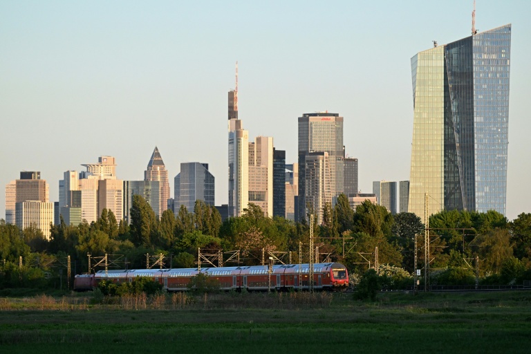 La BCE maintient ses taux face à la montée des risques sur les prix et l'activité