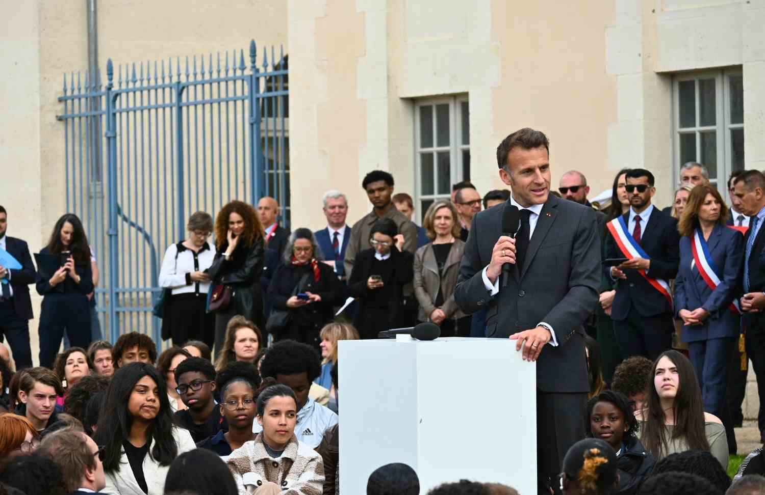 À Villers-Cotterêts, Emmanuel Macron propose une «journée sans connexion» mensuelle pour les jeunes
