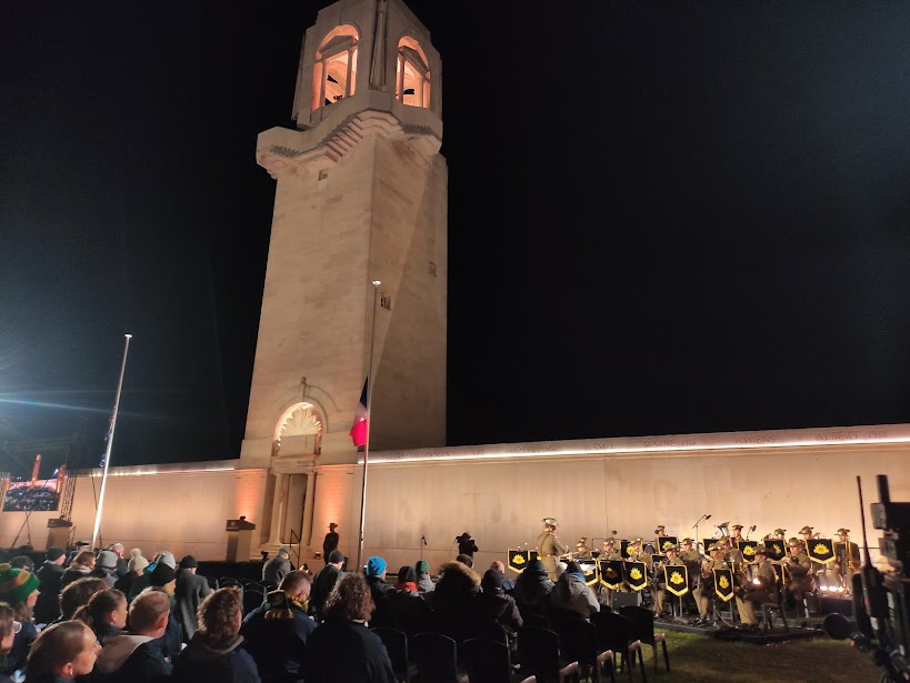 À l’aube, un hommage vibrant de l’Anzac Day à Villers-Bretonneux