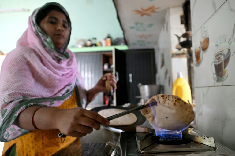 Crise énergétique: faute de gaz, des Indiens cuisinent à la bouse de vache sacrée