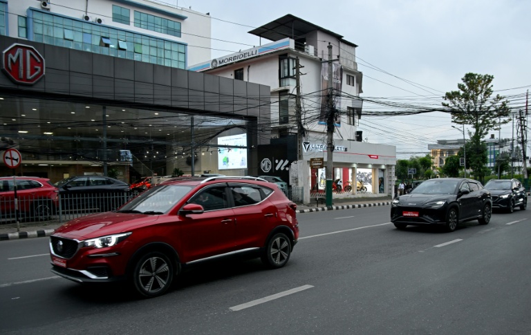 Le boom des véhicules électriques protège le Népal de la crise énergétique