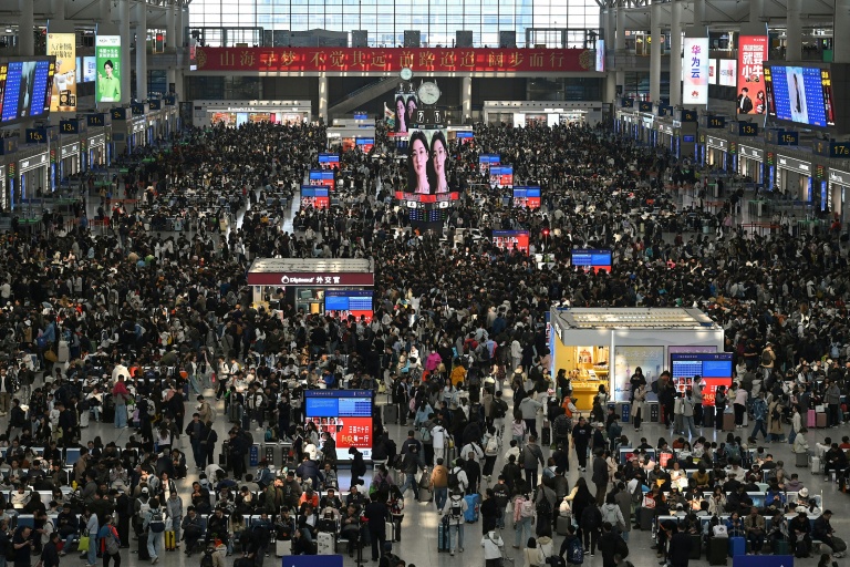 Chine: 24,8 millions de voyageurs ont pris le train le 1er mai, un record